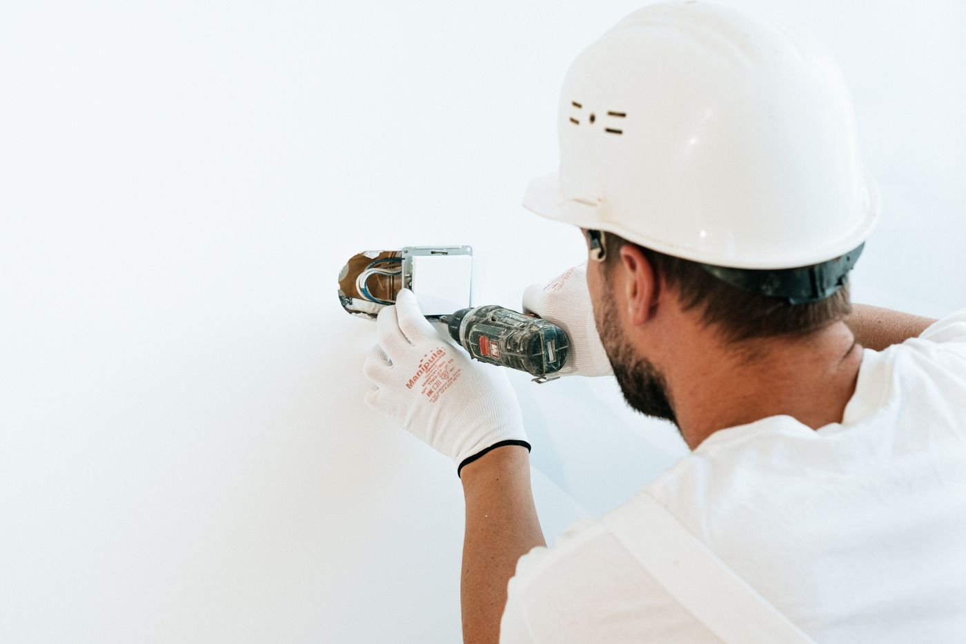 Handwerker bei präziser Arbeit